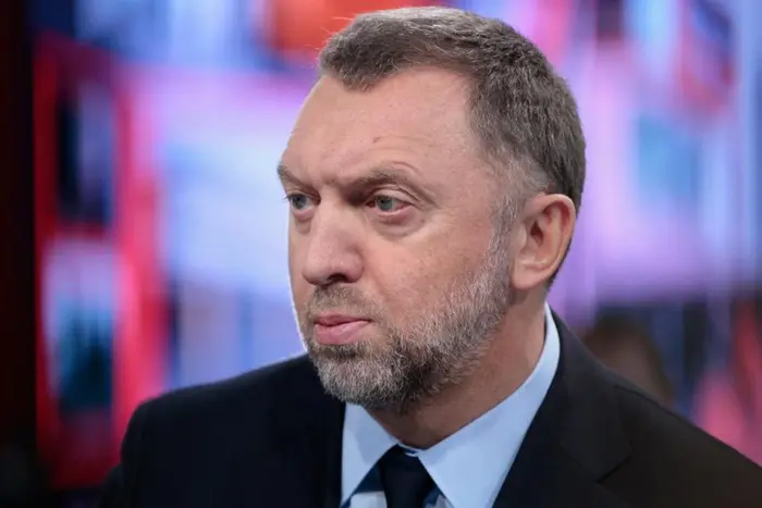 Rechts über Prostitution von Minderjährigen. Der Name des Oligarchen Deripaska ist aus der Anklageschrift verschwunden
