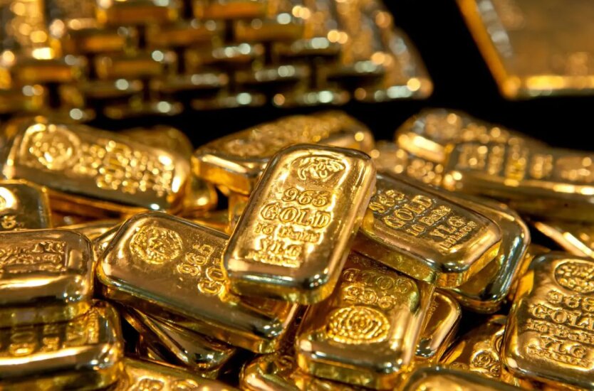 Gold Rises Amid Dollar Weakness