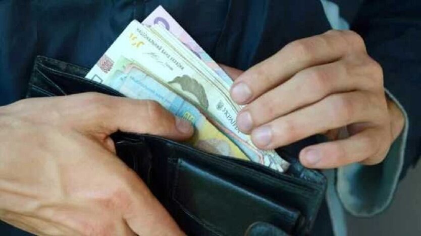 Тысячи украинцев рискуют остаться без доплат: кто потеряет надбавку к пенсии и помощи